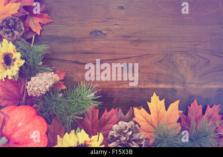 Herbst Fall rustikalen Hintergrund auf Vintage distressed, dunkles Holz mit Herbstlaub und Dekorationen mit zusätzlichen Retro-Vintage-Stil Stockfoto