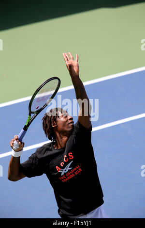 Flushing Meadows, New York, USA. 27. August 2015. Gael Monfils Frankreichs Praktiken bei Billie Jean King Tennis Center in Flushing Meadows, New York am 27. August 2015, in Vorbereitung auf die US Open. Bildnachweis: Adam Stoltman/Alamy Live-Nachrichten Stockfoto