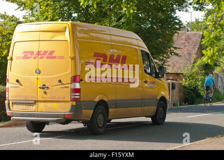 DHL-Lieferwagen England Stockfoto