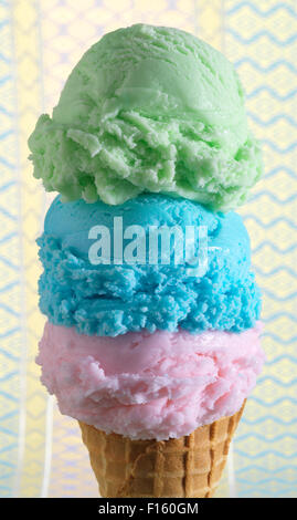 Nahaufnahme eines Kegels mit 3 Kugeln Eis Stockfoto