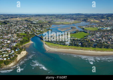 Red Beach, Orewa Fluss und Orewa, Hibiscus Coast, North Auckland, Nordinsel, Neuseeland - Antenne Stockfoto