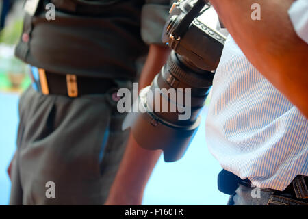 Journalist-Holding-Kamera Stockfoto