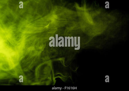 Abstrakten farbigen Rauch Shisha auf einem schwarzen Hintergrund. Fotografiert mit einem Gel-Filter. Textur. Design-Element. Stockfoto