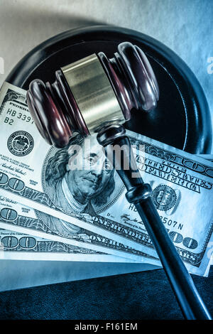 Hölzerne Hammer und Dollar-Banknoten in Nahaufnahme Stockfoto