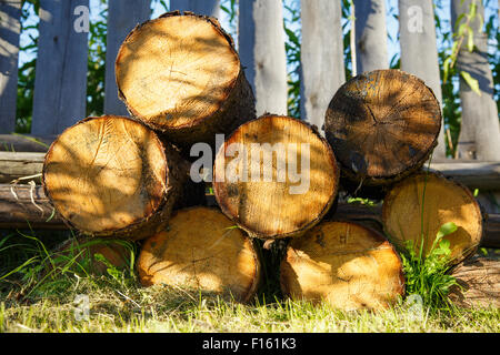 Hintergrund der trockenen Scheitholz meldet sich in einem Haufen Stockfoto