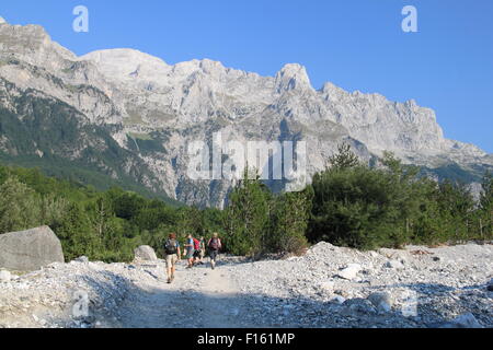 Radohima massiv gesehen aus dem Tal Thethi Thethi Nationalpark, Shkodra, verfluchten Berge, Albanien, Balkan, Europa Stockfoto