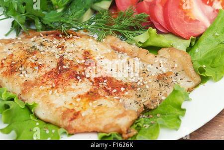 Gebratener Fisch mit Gewürzen und Gemüse Stockfoto