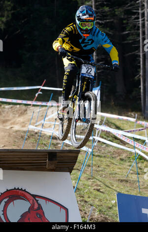 Val Di Sole, Italien - 22. August 2015: Lapierre Schwerkraft Republik Teamfahrer Vergier Loris in Aktion während der Mens Elite Downhill letzten WM bei der Uci Mountain Bike im Val di Sole, Trento, Italien Stockfoto
