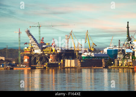 Werft im Morgenlicht auf Danzig. Stockfoto