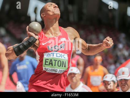 Peking, China. 28. August 2015. Ashton Eaton der USA tritt beim Kugelstoßen Decathlon-Wettbewerb bei den 15. International Association of Athletics Federations (IAAF) Leichtathletik-Weltmeisterschaften in Peking, China, 28. August 2015. Bildnachweis: Dpa picture Alliance/Alamy Live News Stockfoto