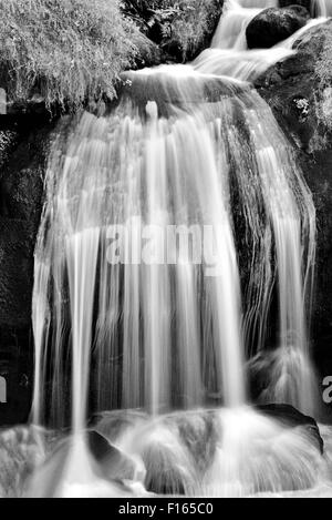 Deutschland, Schwarzwald: Kaskade der Triberger Wasserfälle in schwarz / weiß Stockfoto