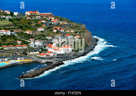 Blick auf die Stadt und den Hafen, Nordküste, Ponta Delgada, Madeira, Portugal Stockfoto