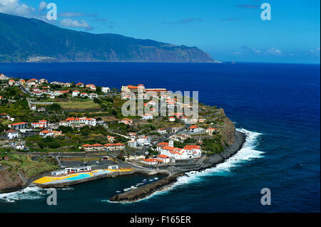 Blick auf die Stadt und den Hafen, Nordküste, Ponta Delgada, Madeira, Portugal Stockfoto