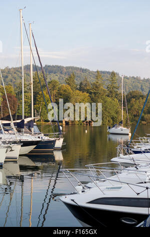 Kleine Segelboote/Yachten ankern frühzeitig ein Sommermorgen am Lake Windermere, Lake District, England Stockfoto