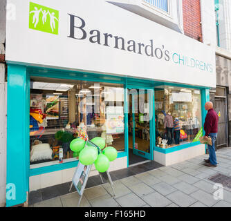 Fassade eines Zweiges der Barnardo Nächstenliebe Kindermoden Geschäft in Aberystwyth Wales UK Stockfoto