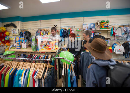 Frauen-Shopper in einen neuen Zweig der Barnardo Nächstenliebe Kindermoden Geschäft in Aberystwyth Wales UK Stockfoto