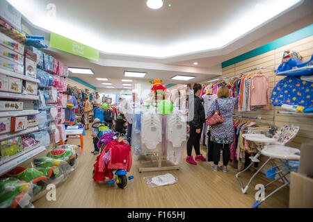 Frauen-Shopper in einen neuen Zweig der Barnardo Nächstenliebe Kindermoden Geschäft in Aberystwyth Wales UK Stockfoto