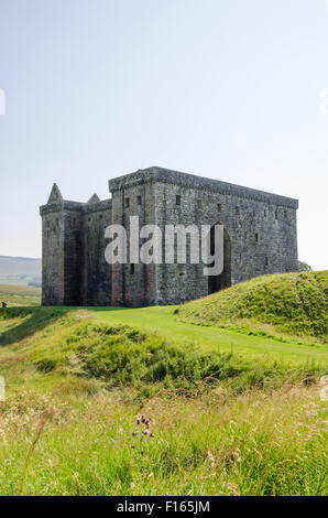 Historic Scotland Hermitage Castle aus dem Graben am Liddesdale, Nr. Newcastleton, Scottish Borders, Vereinigtes Königreich Stockfoto