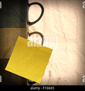 Kaffee-Haferl 3d und klebrig Hinweis auf Recycling zerknittertes Papierhintergrund Stockfoto