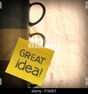 Kaffee-Haferl 3d und klebrig Hinweis auf Recycling zerknittertes Papierhintergrund Stockfoto