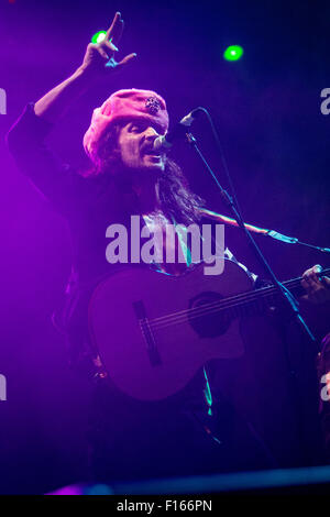 Mailand Italien. 27. August 2015. Die amerikanische Gypsy-Punk-Band GOGOL BORDELLO live bei Mercati Generali während der "Estathè Markt Sound 2015" Credit führt: Rodolfo weitertransferiert/Alamy Live News Stockfoto