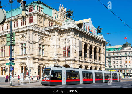 Österreich, Wien, Opernplatz mit vorbeifahrenden Straßenbahn Stockfoto