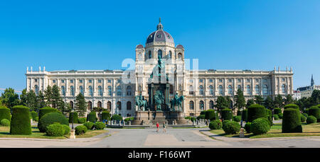 Österreich, Wien, Blick vom Natural History Museum, Denkmal der Maria Theresa und Garten Stockfoto