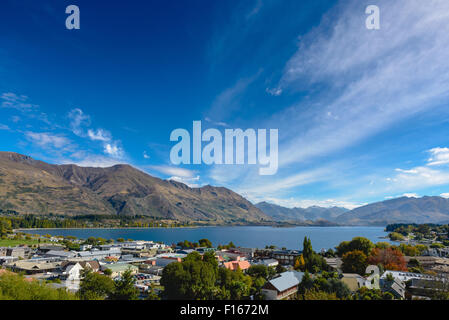 Erhöhten Blick auf Lake Wanaka und Wanaka Stadt mit blauem Himmel Stockfoto