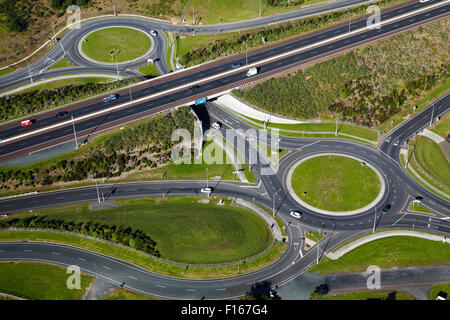 Kreisverkehre und oberen Hafen-Autobahn, Hobsonville, Auckland, Nordinsel, Neuseeland - Antenne Stockfoto