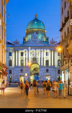 Kaiserliche Hofburg in Wien in der Abenddämmerung Stockfoto