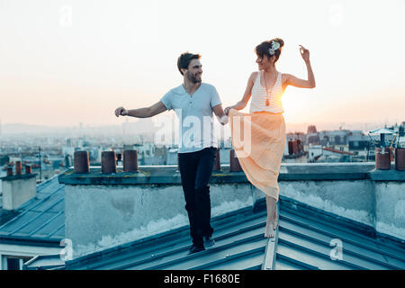 Paris, paar zu Fuß auf den Dächern von paris Stockfoto