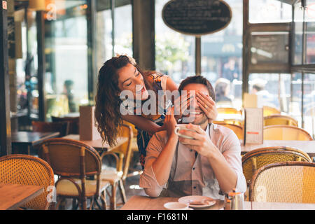 Paar Partnersuche in Cafe, Paris Stockfoto
