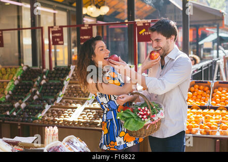 Paar, Einkaufen in Paris Stockfoto