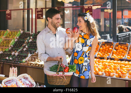 Paar, Einkaufen in Paris Stockfoto