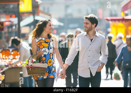 Paar, Einkaufen in Paris Stockfoto