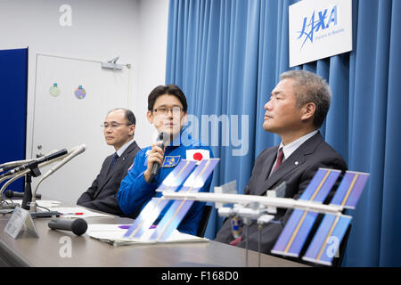 Tokio, Japan. 27. August 2015. Japanischer Astronaut Norishige Kanai, zentrieren, spricht während einer Pressekonferenz in Tokio Büro der Japan Aerospace Exploration Agency auf Donnerstag, 27. August 2015. Kanai, eine 38 Jahre alte ehemalige Maritime Self-Defense Force Arzt, wird in den Weltraum reisen und übernachten auf der internationalen Raumstation ISS für etwa sechs Monate ab November 2017. Er wird die 12. Japaner Reisen in den Weltraum und die siebte, für einen längeren Zeitraum an Bord der ISS bleiben. © AFLO/Alamy Live-Nachrichten Stockfoto