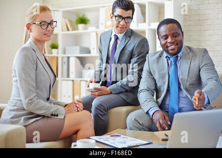 Drei Partner treffen für einige Fragen Stockfoto