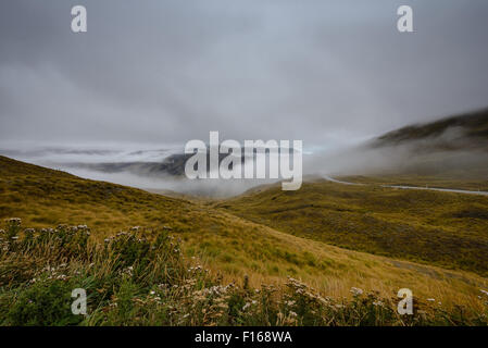 Berggipfel bedeckt im Nebel außerhalb Cardona, Neuseeland Stockfoto