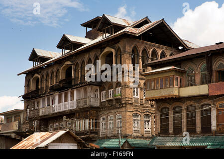 Indien, Jammu & Kaschmir, Srinagar, Altstadt, Bogenfenster Kolonialzeit Gebäude mit Balkonen und gotische obere Stockfoto