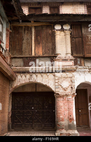 Indien, Jammu & Kaschmir, Srinagar, alte Stadt, Zaina Kadal Rd, alten Hof, historische architektonische Details Stockfoto