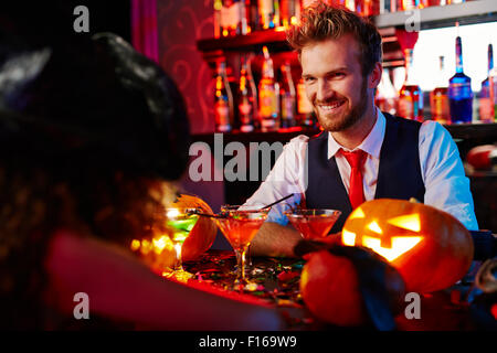 Barkeeper servieren von Getränken an client Stockfoto