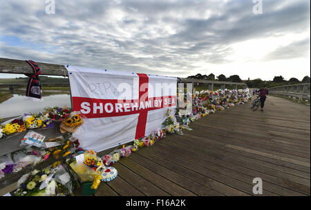 Shoreham, Sussex, UK. 28. August 2015. Tausende von floral Tribute und Nachrichten säumen alte Maut-Brücke überquert den Fluss Adur bei Shoreham, derer gedenken, die in der Shoreham Airshow-Katastrophe am vergangenen Wochenende es fast eine Woche gestorben ist, nachdem ein Hawker Hunter Jet stürzte auf der A27 bei einer Anzeige in der Shoreham Airshow tötete 11 Menschen Credit: Simon Dack/Alamy Live News Stockfoto