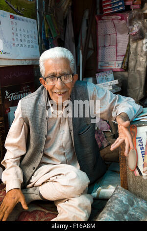 Indien, Jammu & Kaschmir, Srinagar, Altstadt, Sri Ranbir Gunj Basar, lächelnd Händler sitzen im shop Stockfoto