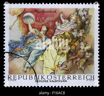 Briefmarke gedruckt in Österreich zeigt Symbolfiguren aus der Triumph der Apollo von Maulpertsch, Halbthurn Castle, ca. 1968 Stockfoto