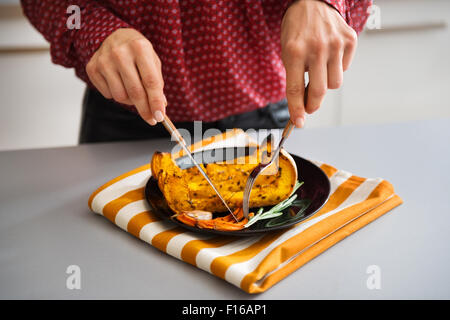 In Nahaufnahme eine elegante Frau Händen mit Besteck Essen abholen oder schneiden. Stockfoto