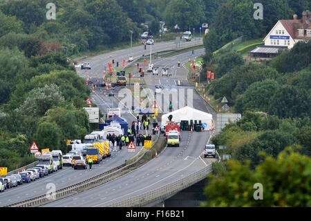 Shoreham, Sussex, UK. 28. August 2015. Einsatzfahrzeuge auf der A 27 an der Untersuchung Szene des Shoreham Airshow crash Wo pilot Andrew Hill seine 1950er Hawker Hunter Jet auf einer verkehrsreichen zweispurigen abgestürzt. Stockfoto