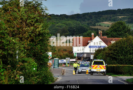 Shoreham, Sussex, UK. 28. August 2015. Einsatzfahrzeuge auf der A 27 an der Untersuchung Szene des Shoreham Airshow Crash, wo Andrew Hill seine Hawker Hunter Jet auf einem langen Duell Fahrbahn abgestuerzt Stockfoto