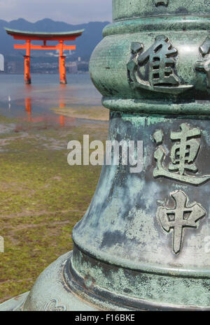 Japan Miyajima Itsuku Shima Jinja schwimmenden Torii Ansicht mit Nahaufnahme von riesigen Bronze Pol mit Chinesisch Zeichen Stockfoto