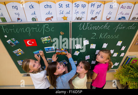 Die vierte Klasse Schüler (von links nach rechts) Carolina, Angelina, Charlotte und Annalena schmücken die Tafel von der zweiten Klasse der Grundschule in Boossen in der Nähe von Frankfurt am Main, 28. August 2015. Die Sommerpause ist vorbei, der offizielle Start in Brandenburg Montag, 31. August 2015 ist. Die Einschreibung Zeremonien für ca. 21,000 Erstklässler stattfinden am Samstag, 29. August 2015. Foto: Patrick Pleul/dpa Stockfoto