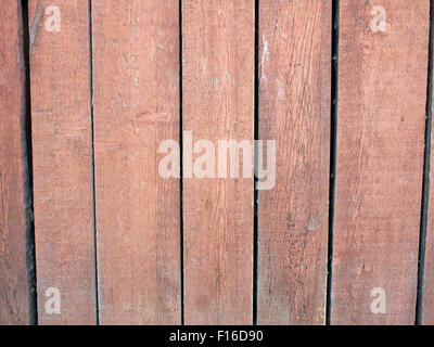 Holz Dielen Closeup mit abblätternde Farbe braun. Bretter machen eine vertikale Reihe und den gesamten Raum des Bildes zu besetzen. Stockfoto
